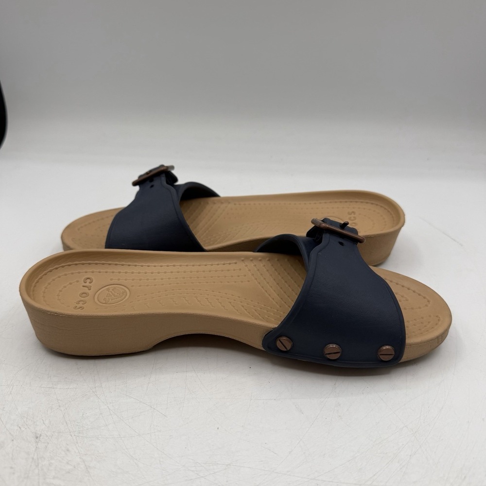 Crocs‎ Sarah Sandals Womens Sz 6 Beige/Navy Blue Slip On Slides Buckle 203054 - Picture 7 of 11